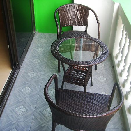 Kontiki Guesthouse Jomtien Beach Buitenkant foto