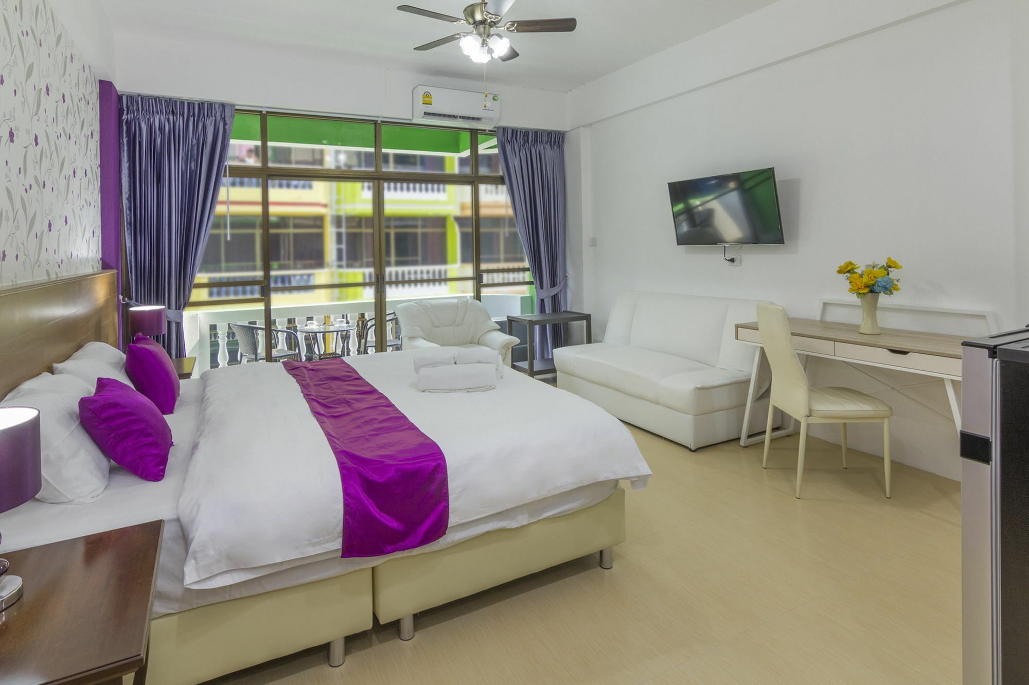 Kontiki Guesthouse Jomtien Beach Buitenkant foto