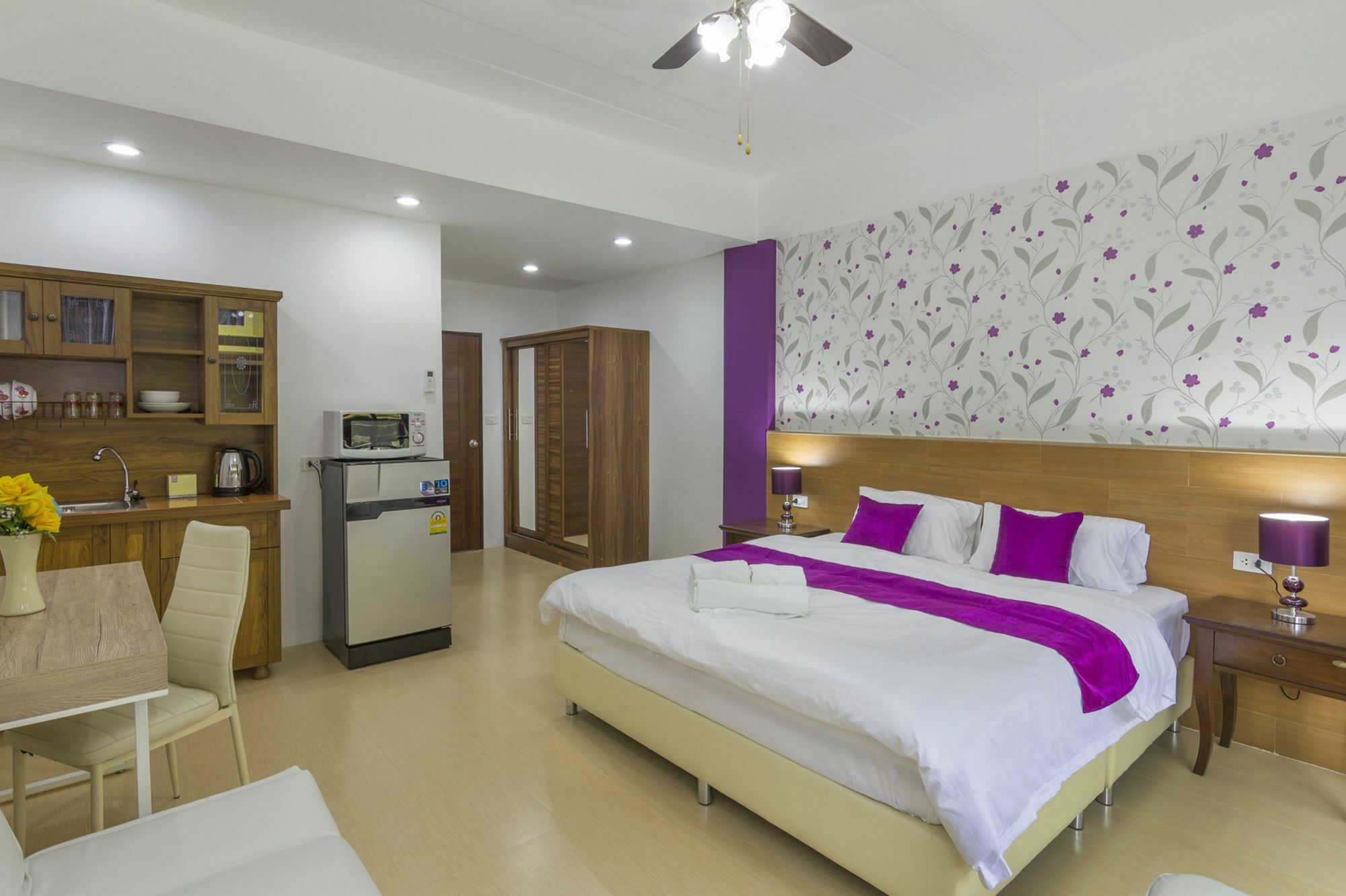 Kontiki Guesthouse Jomtien Beach Buitenkant foto